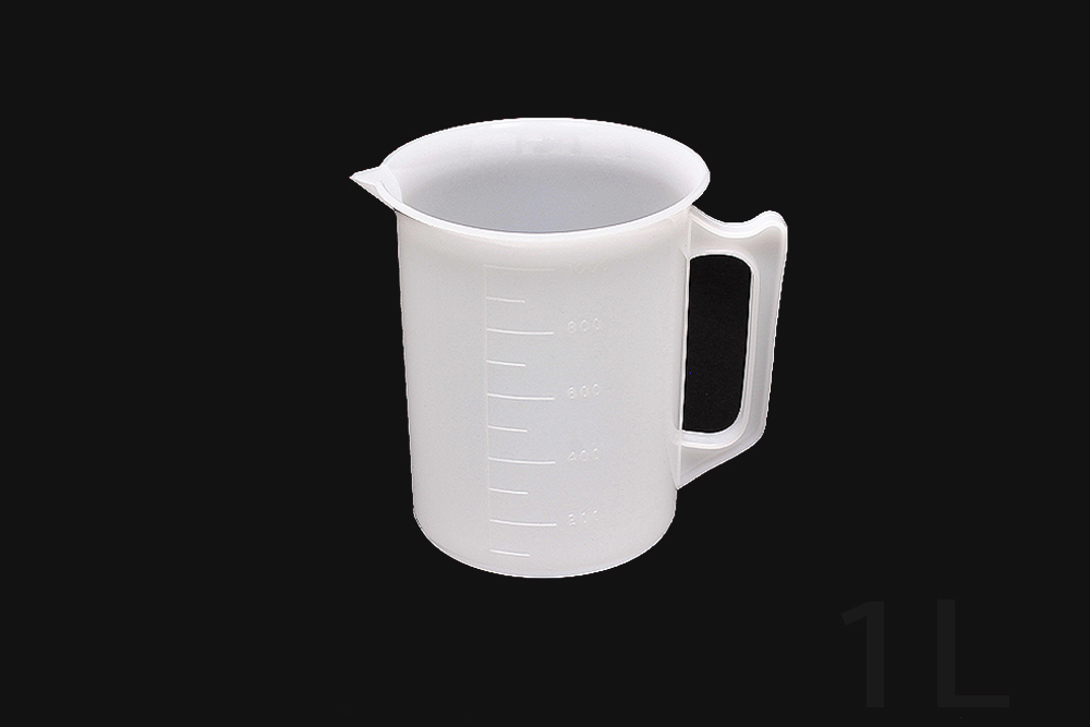 一只手的聚乙烯烧杯1L，尺度