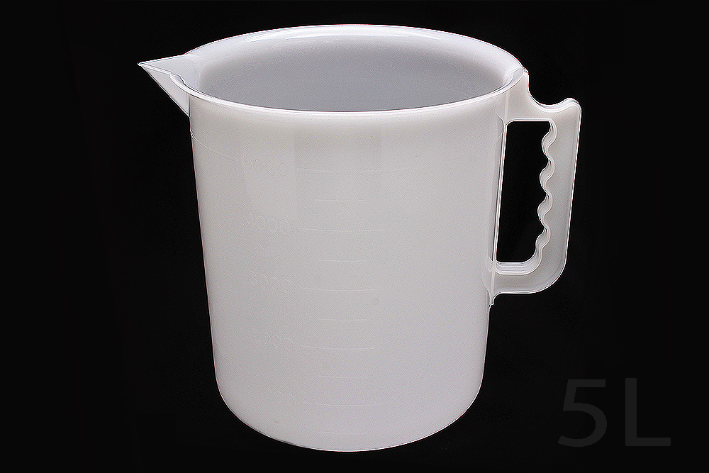 一只手的聚乙烯烧杯5L，尺度