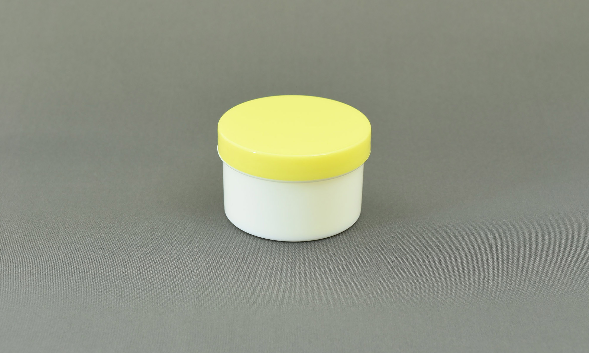 塑料锅50毫升身体：白色帽子：黄色100块