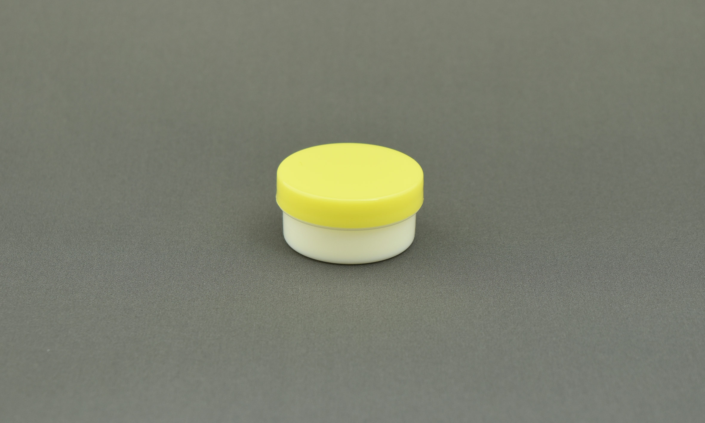 塑料锅10毫升身体：白色帽子：黄色100块